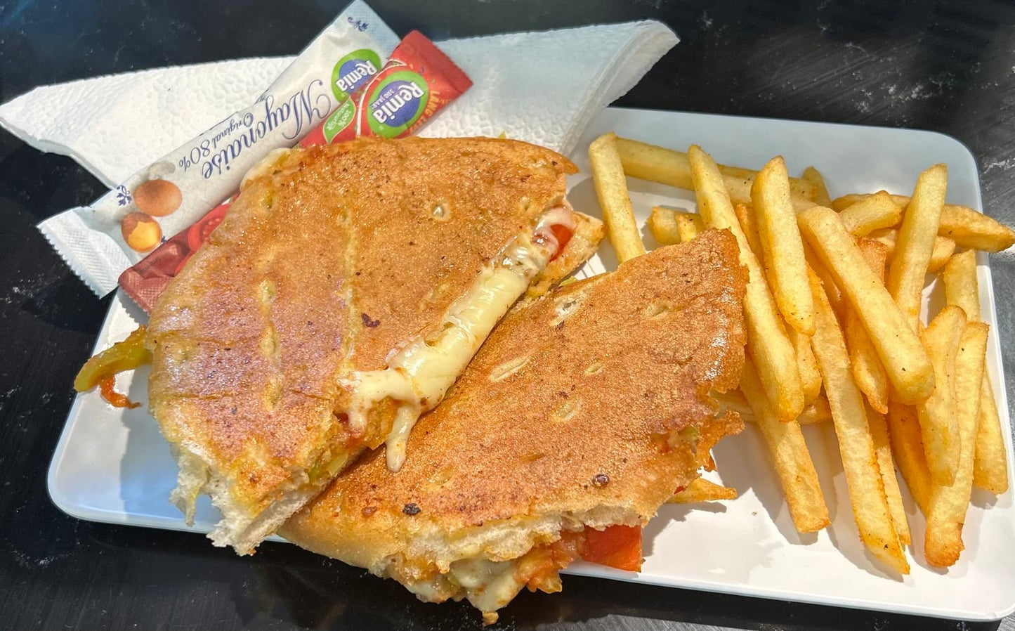 Speciale tosti met sucuk (Turkse worst)